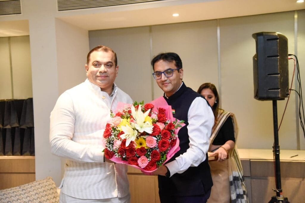 Hon'ble Tourism Minister Shri Rohan A.Khaunte with Shri Varun Jain, Chief Operating Officer, OYO