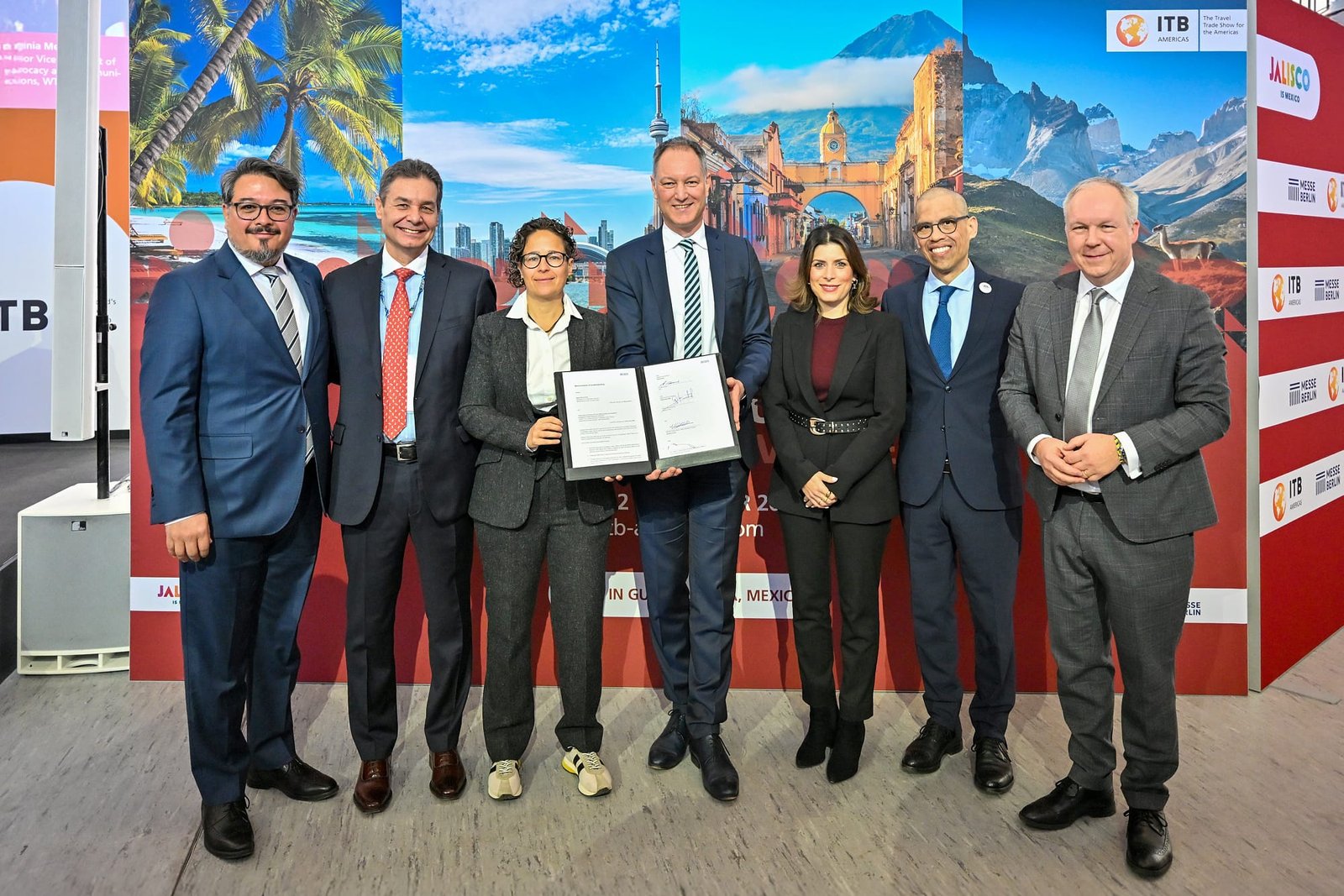 ITB Americas Pressekonferenz Memorandum of Understanding Signing V.l.n.r.: Vicente Salas Hesselbach (Managing Director, ITB Americas), Gustavo Staufert (Generaldirektor, Guadalajara Convention and Visitors Bureau), Michelle Fridman Hirsch (Generalsekretärin des Bundesstaates Jalisco), Dr. Mario Tobias (Geschäftsführer der Messe Berlin), Virginia Messina (Senior Vice President für Advocacy und Kommunikation, WTTC), Francisco José (Botschafter Mexikos), David Ruetz (Senior Vice President, Messe Berlin) *** Local Caption *** ITB Americas Press Conference Memorandum of Understanding Signing F.l.t.r.: Vicente Salas Hesselbach (Managing Director, ITB Americas), Gustavo Staufert (Director General, Guadalajara Convention and Visitors Bureau), Michelle Fridman Hirsch (Secretary of Tourism for the State Jalisco), Dr. Mario Tobias (CEO of Messe Berlin), Virginia Messina (Senior Vice President of Advocacy and Communications, WTTC), Francisco José (Ambassador of Mexico), David Ruetz (Senior Vice President, Messe Berlin)