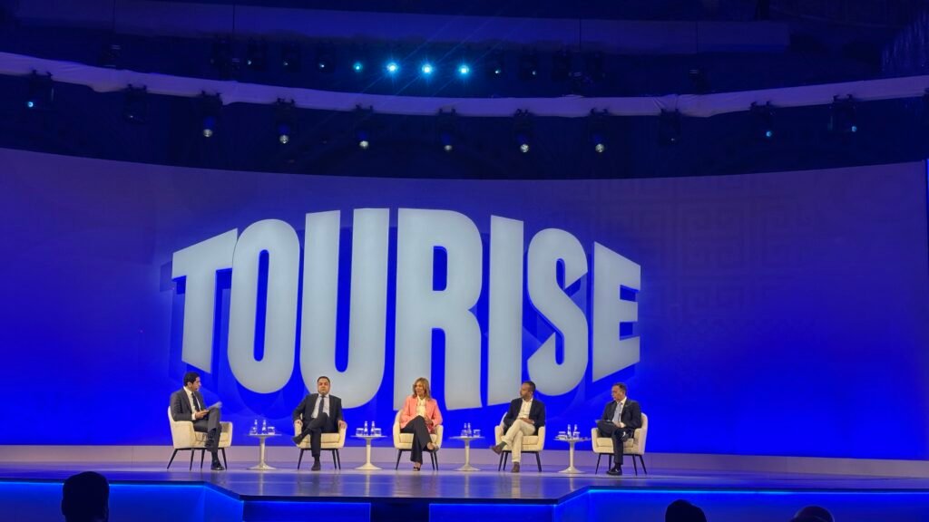 CLEAR TO GO SMARTER VISAS, SAFER BORDERS, SEAMLESS TRAVEL