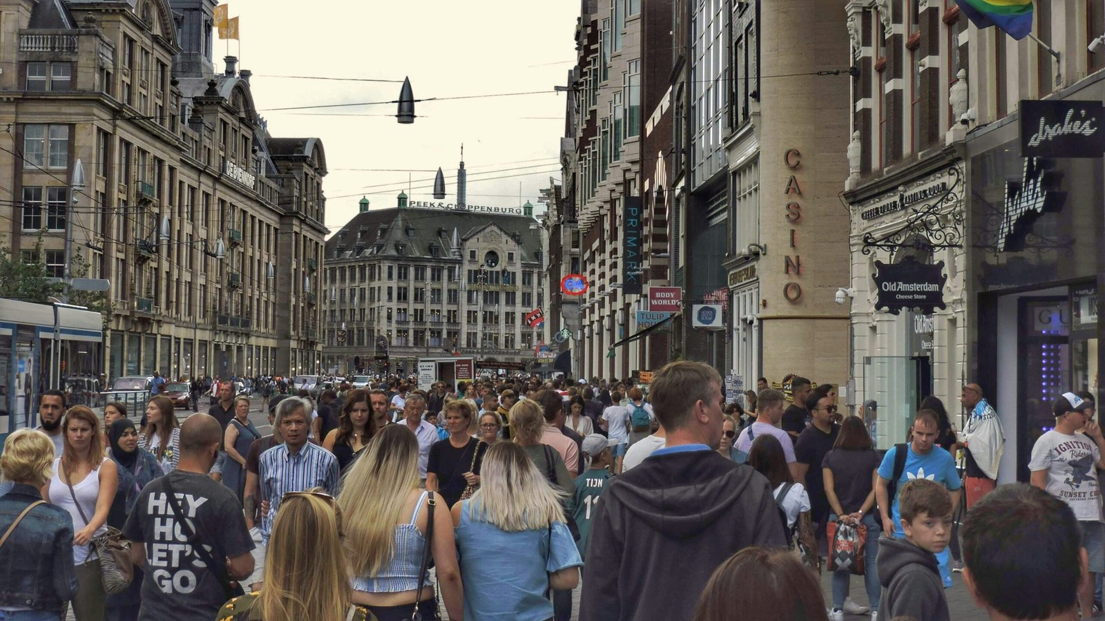 Busy street filled with people. Travel Amsterdam, Netherlands. Photo by Sebastian Enrique on Unsplash